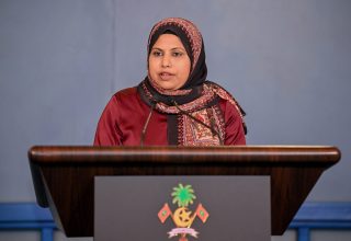 ރައީސުލްޖުމްހޫރިއްޔާގެ އޮފީހުގައި ބޭއްވި ނޫސްވެރިންގެ ބައްދަލުވުމުގައި ހީނާ މޑީއާތަކަށް މައުލޫމާތު ދެއްވަނީ/ ފޮޓޯ: ރައީސް އޮފީސް