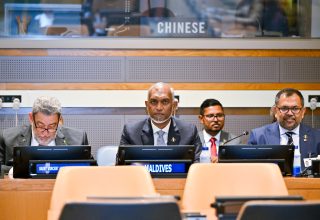 "ބިލްޑިންގް ޕްރޮޑަކްޓިވް ކެޕޭސިޓީސް އިން ސްމޯލް އައިލެންޑް ޑިވެލޮޕިންގ ސްޓޭޓްސް" ގެ ނަމުގައި އދ. ގެ އާންމު މަޖިލީހުގެ ހަވާސާގައި ބޭއްވި ޙަރަކާތް.