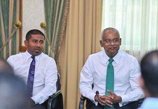 ކުރީގެ ރައީސް އިބްރާހިމް މުހައްމަދު ސޯލިހާއި، ކުރީގެ މިނިސްޓަރ އަހުމަދު މަހުލޫފް/ ފޮޓޯ: ޔޫތް މިނިސްޓަރ