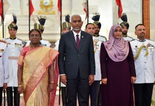 އިންޑިއާގެ ރައީސް ދެއްވި ރޭގަނޑުގެ ރަސްމީ ޖާފަތުގައި ރައީސުލްޖުމްހޫރިއްޔާގެ ދެކަނބަލުން ބައިވެރިވެވަޑައިގަތުން / ފޮޓޯ: ރައީސް އޮފީސް