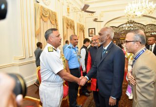 ރައީސުލްޖުމްހޫރިއްޔާގެ ދެކަނބަލުންގެ ޝަރަފުގައި މަހަރާޝްޓްރާގެ ގަވަރުނަރު ރޭގަނޑުގެ ފަރީއްކޮޅެއްދެއްވުން / ފޮޓޯ: ރައީސް އޮފީސް