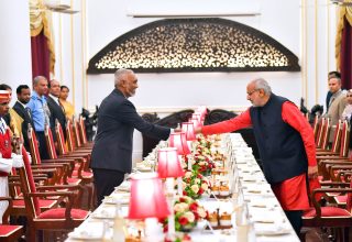 ރައީސުލްޖުމްހޫރިއްޔާގެ ދެކަނބަލުންގެ ޝަރަފުގައި މަހަރާޝްޓްރާގެ ގަވަރުނަރު ރޭގަނޑުގެ ފަރީއްކޮޅެއްދެއްވުން / ފޮޓޯ: ރައީސް އޮފީސް