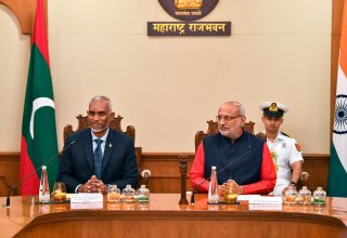 މަހަރާޝްޓްރާގެ ގަވަރުނަރު ރައީސުލްޖުމްހޫރިއްޔާގެ އަރިހަށް އިޙްތިރާމުގެ ޒިޔާރަތެއް ކުރެއްވުން / ފޮޓޯ: ރައީސް އޮފީސް