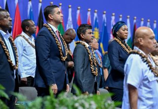 ކޮމަންވެލްތު ޤައުމުތަކުގެ އިސްވެރިންގެ 27 ވަނަ ބައްދަލުވުން ރަސްމީގޮތުން ހުޅުވުމުގެ ރަސްމިއްޔާތުގައި ރައީސުލްޖުމްހޫރިއްޔާގެ ނައިބު ބައިވެރިވެވަޑައިގެންނެވުން.