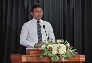 ރައީސުލްޖުމްހޫރިއްޔާގެ ނައިބު ޙައްޖު، ޢުމްރާ ކޮންފަރަންސް އިފްތިތާޙުކޮށްދެއްވައި ރަސްމިޔާތުގައި ވާހަކަ ދައްކަވަނީ/ ފޮޓޯ: ނައިބު ރައީސް
