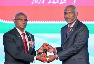 ރައީސުލްޖުމްހޫރިއްޔާ، ނިޝާން ޢަސްކަރީގެ ވެރިކަމުގެ ޢިއްޒަތް، މޭޖަރ ޖެނެރަލް (ރިޓަޔަރޑް) މޫސާ ޢަލީ ޖަލީލަށް އެރުވުން/ ފޮޓޯ: ރައީސް އޮފީސް