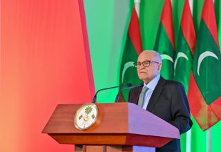 ކުރީގެ ރައީސް އަލްއުސްތާޛު މައުމޫން ޢަބްދުލް ޤައްޔޫމް ނަސްރުގެ ދުވަހުގެ ޖަލްސާގައި ވާހަކަފުޅު ދައްކަވަނީ/ ފޮޓޯ: ރައީސް އޮފީސް