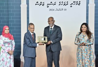 ދިވެހިރާއްޖޭގެ ތަޢުލީމަށް ޚިދުމަތްކުރުމުގެ އެންމެ މަތިވެރި ޝަރަފު، ނިޝާން ޢިއްޒުއްދީނުގެ ޢިއްޒަތުގެ ވެރިޔާ ޒާހިރުއަށް އެރުވުން/ ފޮޓޯ: ރައީސް އޮފީސް