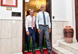 ރައީސް ޑރ. މުހައްމަދު މުއިއްޒު އަދި، ރައްޔިތުންގެ މަޖިލީހުގެ ކުރީގެ ރައީސް، ރައީސް މުހައްމަދު ނަޝީދު/ ފޮޓޯ: މަޖިލިސް