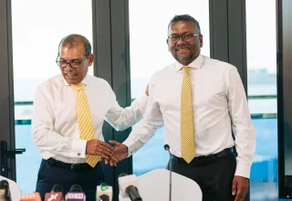 ބޮޑު ބަދަލު ނޫސްވެރިންގެ ބައްދަލުވުމުގައި ކުރީގެ ރައީސް މުޙައްމަދު ނަޝީދާއި ފައްޔާޒް އިސްމާއިލް (ދައުރު ފޮޓޯ/މުހައްމަދު އަޝްހަލް ސައީދު)