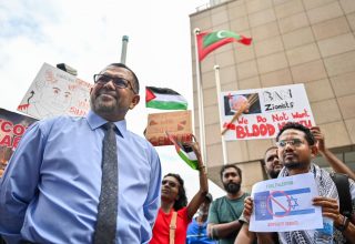 ފޮރިން މިނިސްޓްރީ ކައިރީގައި ފަލަސްތީނުގެ ހައްގުގައި ކުރި މުޒާހަރާއެއްގައި ޒަމީރު ބައިވެރިވެވަޑައިގަންނަވަނީ. --ފޮޓޯ: މިހާރު
