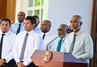 ރައީސް ޑރ. މުއިއްޒު، ރައީސް އޮފީހުގެ މުވައްޒަފުންނާ މީގެ ކުރިން ބައްދަލުކުރެއްވިއިރު، އެ މަނިކުފާނުގެ ނައިބު ހުސެއިން އަދި ރައީސް އޮފީހުގެ އިސް ބޭފުޅުންތަކެއް/ ފޮޓޯ: ރައީސް އޮފީސް