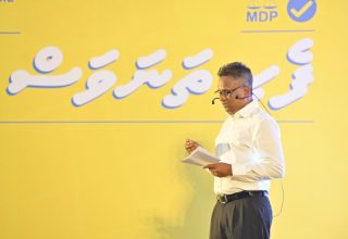 މެނިފެސްޓޯ އިއުލާން ކުރުމަށް ބޭއްވި ޖަލްސާގައި އާޒިމް ވާހަކަ ދައްކަވަނީ/ ފޮޓޯ: އެމްޑީޕީ