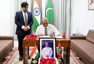 އިންޑިއާގެ ކުރީގެ ބޮޑުވަޒީރުގެ ހަނދާނުގައި ހުޅުވާފައިވާ ތަޢުޒިޔާގެ ދަފްތަރުގައި ރައީސުލްޖުމްހޫރިއްޔާ ސޮއި ކުރެއްވުން/ ފޮޓޯ: ރައީސް އޮފީސް