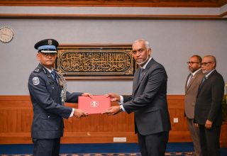 ޕޮލިސް ކޮމިޝަނަރުގެ މަގާމުގެ ލިޔުން އަލީ ޝުޖާއުއާ ރައީސް ޑރ. މުއިއްޒު ހަވާލު ކުރައްވަނީ.---ފޮޓޯ: ރައީސް އޮފީސް
