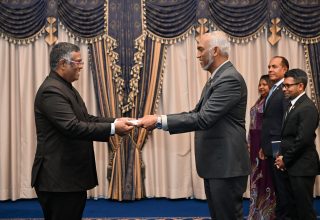 އިންޑިއާގެ އައު ސަފީރު، އެމަނިކުފާނުގެ ސަފީރުކަމުގެ ފަތްކޮޅު ރައީސުލްޖުމްހޫރިއްޔާއަށް އެރުވުން.