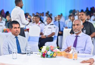 ވީއައިއޭ މަޝްރޫއު އިފްތިތާހު ކުރުމަށް ބޭއްވި ރަސްމިއްޔާތުގައި ރައީސް ޑރ. މުހައްމަދު މުއިއްޒާއި އިކޮނޮމިކް މިނިސްޓަރު މުހައްމަދު ސައީދު/ ފޮޓޯ: މިހާރު