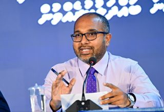 ހޯމް މިނިސްޓްރީން ބޭއްވި ބައްދަލުވުމުގައި މިނިސްޓަރު އިހުސާން ވާހަކަ ދައްކަވަނީ. -- ފޮޓޯ: | މިހާރު