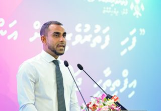 ރަސްމިއްޔާތެއްގައި ޓޫރިޒަމް މިނިސްޓަރު ފައިސަލް ވާހަކަ ދައްކަވަނީ.-- ފޮޓޯ: / މިހާރު