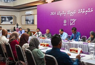 އިލެކްޝަންސް ކޮމިޝަނުން  ބޭއްވި މަޖިލިސް އިންތިހާބުގެ ގައުމީ ލަފާ ދޭ ކޮމިޓީން ބޭއްވި ބައްދަލުވުމުގެ ތެރެއިން/ ފޮޓޯ: މިހާރު
