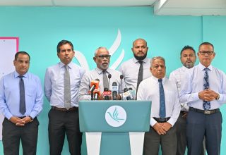 ޕީއެންސީގެ ލީޑާޝިޕުން ބޭއްވި ޕްރެސް ކޮންފަރެންސްއެއްގައި އެ ޕާޓީގެ އިސްބޭފުޅުން/ ފޮޓޯ: މިހާރު