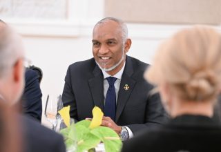 ރައީސުލްޖުމްހޫރިއްޔާގެ ޝަރަފުގައި އެސްޓޯނިއާގެ ރައީސް ދެއްވި ރަސްމީ ފަރިއްކޮޅުގައި ބައިވެރިވެވަޑައިގަތުން / ފޮޓޯ: ރައީސް އޮފީސް