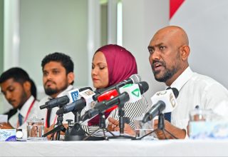 އެންޓި ކޮރަޕްޝަން ކޮމިޝަން (އޭސީސީ) ގެ ނޫސްވެރިންގެ ބައްދަލުވުމެއްގައި ކޮމިޝަނުގެ ރައީސް ވާހަކަ ދައްކަވަނީ/ ފޮޓޯ: މިހާރު