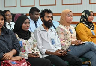 ރައީސުލްޖުމްހޫރިއްޔާގެ އޮފީހުގައި ބޭއްވި ނޫސްވެރިންގެ ބައްދަލުވުމެއްގެ ތެރެއިން/ ފޮޓޯ: ރަައީސް އޮފީސް
