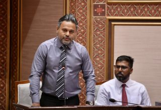 ރައްޔިތުންގެ މަޖިލީހުގެ ޖަލްސާއަށް ހާޒިރުވެ މެންބަރުން ކުރެއްވި ސުވާލުތަކަށް ޝިޔާމް ޖަވާބު ދެއްވަނީ. --ފޮޓޯ | މަޖިލިސް