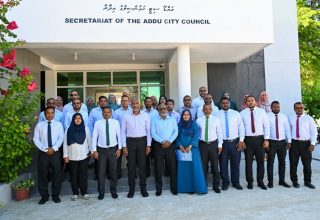 ރައީސް ޑރ. މުހައްމަދު މުއިއްޒު، އައްޑޫ ކައުންސިލް އިދާރާގެ ބޭފުޅުންނާ ބައްދަލުކުރެއްވުން/ ފޮޓޯ: ރައީސް އޮފީސް