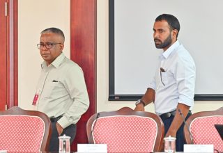 ހައުސިން މިނިސްޓްރީގެ ކުރީގެ ސްޓޭޓް މިނިސްޓަރު އަކްރަމް ކަމާލުއްދީން އާއި ކުރީގެ ސީނިއާ އެގްޒެކެޓިވް އޮފިސަރު މުހައްމަދު އާރިފް/ ފޮޓޯ: މިހާރު