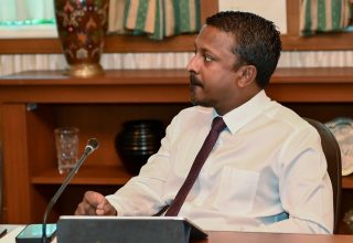 ކެބިނެޓު ބައްދަލުވުމެއްގައި އޭޖީ އަހުމަދު އުޝާމް: ފޮޓޯ/ ރައީސް އޮފީސް