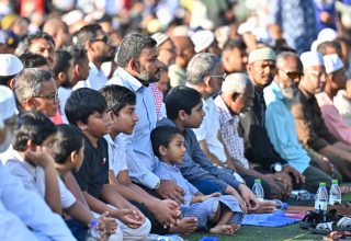 ހުޅުމާލޭގައި އީދު ނަމާދުގެ ބޮޑު ޖަމާއަތުގައި ކުރަނީ/ ފޮޓޯ: މިހާރު