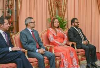 ޗައިނާގެ ސަފީރު ފަޒީލް، ޔޫއޭއީ، ޔޫކޭ އަދި އދއަށް ކަނޑައަޅާފައިވާ މަންދޫބާއިއެކު: ފޮޓޯ/ ރައީސް އޮފީސް