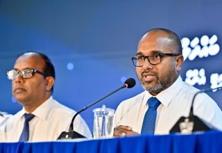 ހޯމް ސެކްޓަރ ނޫސްވެރިންގެ ބައްދަލުވުމުގައި މިނިސްޓަރު އަލީ އިހުސާން ވާހަކަ ދައްކަވަނީ--ފޮޓޯ: ނިޝާން އަލީ | މިހާރު