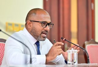 ރައްޔިތުންގެ މަޖިލިސް ކޮމިޓީއެއްގައި  ހޯމް މިނިސްޓަރު އަލީ އިހުސާން ވާހަކަ ދައްކަވަނީ/ ފޮޓޯ: މިހާރު