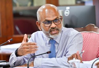 މަޖިލީހުގެ ނައިބު ރައީސް ނާޒިމް މާލިއްޔަތު ކޮމިޓީގައި ވާހަކަދައްކަވަނީ- ފޮޓޯ: މިހާރު