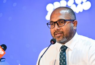 ހޯމް މިނިސްޓަރު އިހުސާން ރޭ ނޫސްވެރިންނާ ވާހަކަ ދައްކަވަނީ.---ފޮޓޯ: މިހާރު