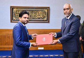 ސުޕްރީމް ކޯޓުގެ ފަނޑިިޔާރުކަމުގެ ލިޔުން ޝަހީދުއާ، ރައީސް މުއިއްޒު މިއަދު ހަވާލު ކުރައްވަނީ.---ފޮޓޯ: ރައީސް އޮފީސް