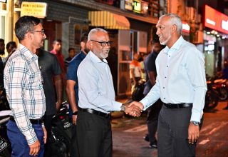 ޕީއެންސީ ހަރުގެ ޖަލްސާއަށް ރައީސް ޑރ. މުއިއްޒު ވަޑައިގަތުމުން މަޖިލީހުގެ ރައީސް އަބްދުއްރަހީމް ރައީސްއާ ސަލާން ކުރައްވަނީ -- ފޮޓޯ| މިހާރު