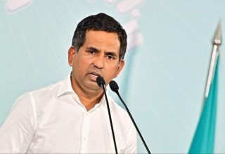 ޕީއެންސީގެ ޖަގަހަ ޖަލްސާގައި އިކޮނޮމިކް މިނިސްޓަރު މުހައްމަދު ސައީދު ވާހަކަދައްވަނީ.-- ފޮޓޯ: މިހާރު