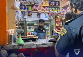 ހުޅުމާލެ 1 ގައި ގަވާއިދާ ހިލާފަށް ވިޔަފާރި ހިންގާ ބިދޭސީން އަތުލައިގަންނަން ކުރިން ހިންގި ރެއިޑް އޮޕަރޭޝަންގެ ތެރެއިން/ ފޮޓޯ: އިމިގްރޭޝަން