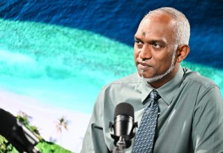 ރައްޔިތުންނާ އެކު  ނަމުގައި ރައީސުލްޖުމްހޫރިއްޔާގެ އޮފީހުން ކުރިއަށްގެންދިޔަ ޕޮޑްކާސްޓް/ ފޮޓޯ: ރައީސް އޮފީސް