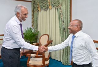 ރައީސް ޑރ. މުހައްމަދު މުއިއްޒު، ޑިމޮކްރެޓްސްގެ ޗެއާޕާސަން ހަސަން ލަތީފާއެކު މީގެ ކުރިން ބޭއްވި ބައްދަލުވުމެއްގައި ސަލާމްކުރައްވަނީ-- ފޮޓޯ: ރައީސް އޮފީސް