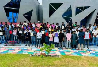 ތިނަދޫގައި ބަންގްލަދޭޝް މީހުން މުޒާހަރާކުރަނީ.