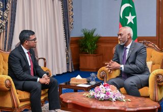 ރައީސުލްޖުމްހޫރިއްޔާ ޑރ. މުހައްމަދު މުއިއްޒާއި، މޯލްޑިވްސް މަނިތަރީ އޮތޯރިޓީ (އެމްއެމްއޭ) ގެ ގަވަނަރ އަހުމަދު މުނައްވަރު/ ފޮޓޯ: ރައީސް އޮފީސް