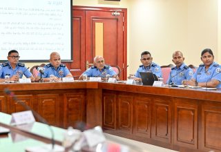ރައްޔިތުންގެ މަޖިލީހުގެ އެސްއޯއީ ކޮމިޓީގައި ފުލުހުން ބައިވެރިވެވަޑައިގަންނަވަނީ/ ފޮޓޯ: މަޖިލިސް