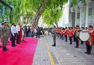 މޯލްޑިވްސް ނޭޝަނަލް ޑިފެންސް ފޯސްގެ އަހަރީދުވަހުގެ މުނާސަބަތުގައި ބާއްވާ ޝަރަފުގެ ހިނގާލުން، ރައީސް ބައްލަވާލެއްވުން/ ފޮޓޯ: ރައީސް އޮފީސް