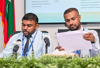 ފެނަކަ އިން ބޭއްވި ނޫސްވެރިންގެ ބައްދަލުވުމުގައި ކުންފުނީގެ ކުރީގެ މެނޭޖިން ޑިރެކްޓަރު މުއާޒް-- ފޮޓޯ: މިހާރު