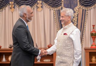ރައީސް ޑރ. މުއިއްޒު، އިންޑިއާގެ އެކްސްޓާނަލް އެފެއާޒް މިނިސްޓަރު ޖައި ޝަންކަރުއާ ސަލާމްކުރައްވަނީ. -- ފޮޓޯ | ރައީސް އޮފީސް